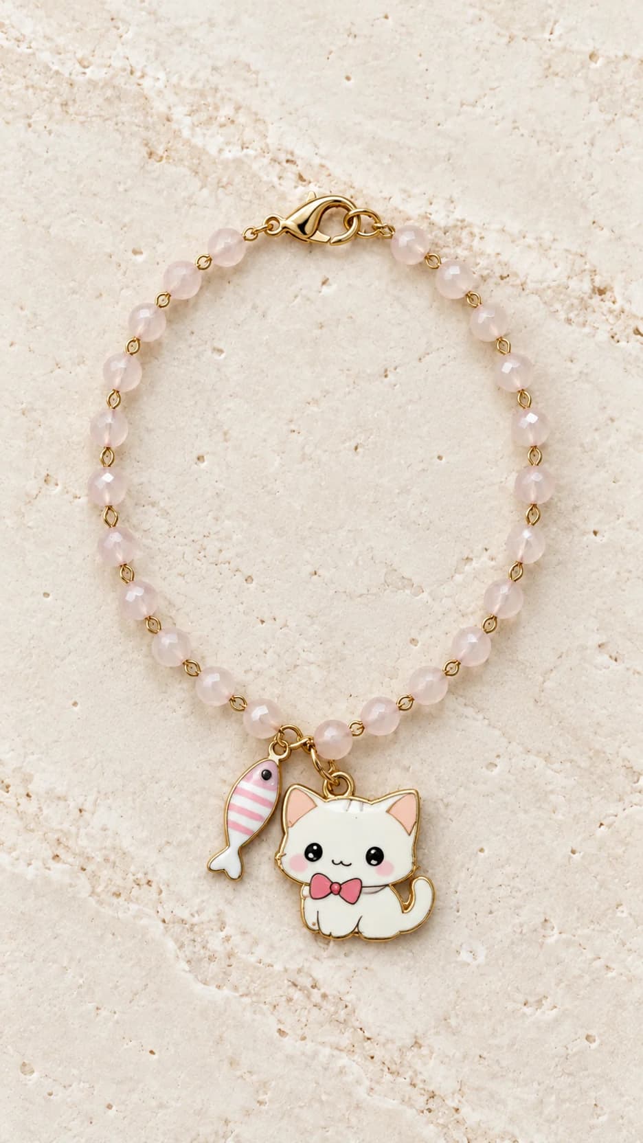 Bracciale con elementi rosa chiaro sfaccettati, pendente a forma di gattina bianca e piccolo charm a pesce rosa.