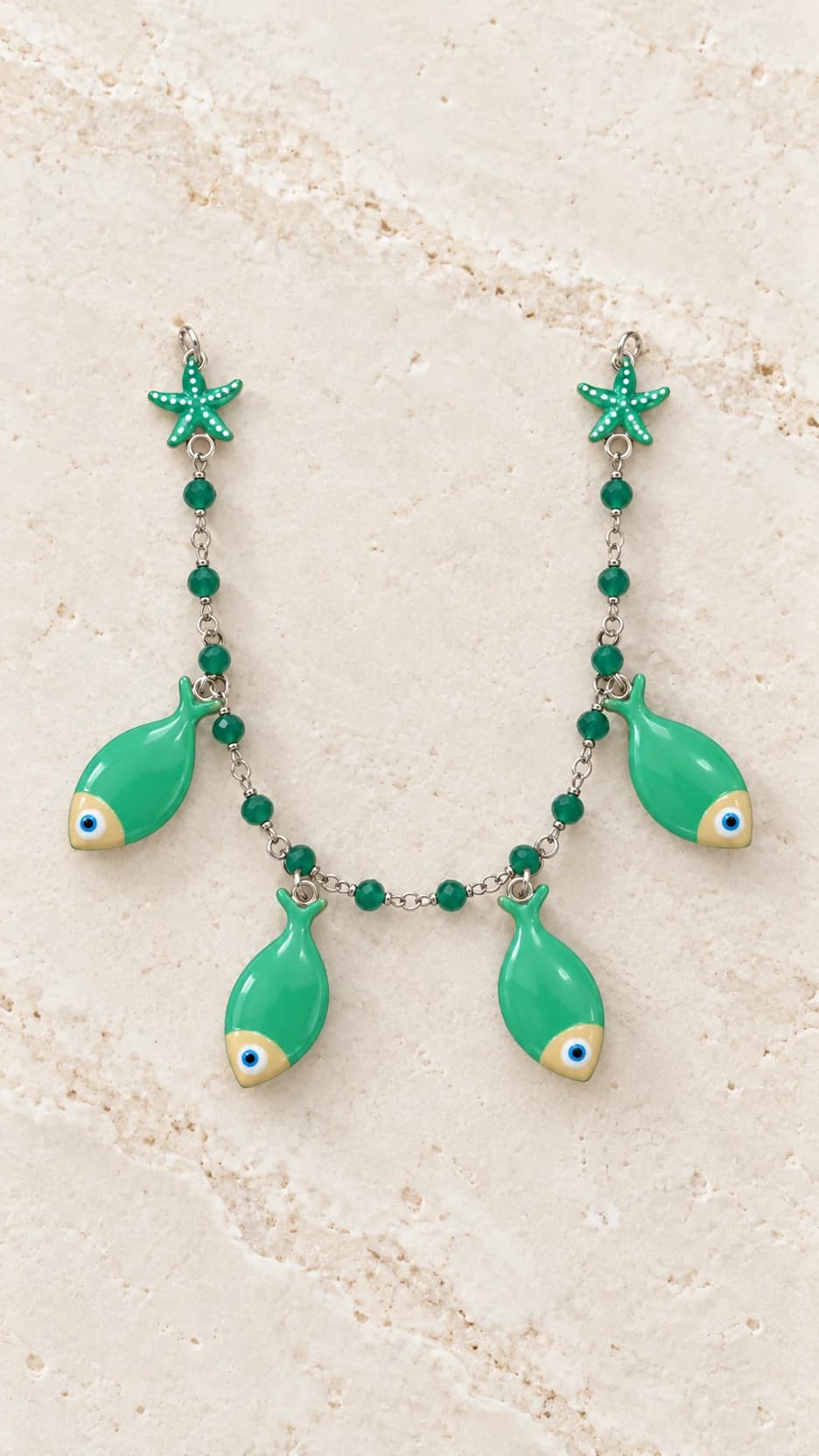 Bracciale con elementi verdi sfaccettati, quattro pendenti a pesce verde e due piccole stelle marine.